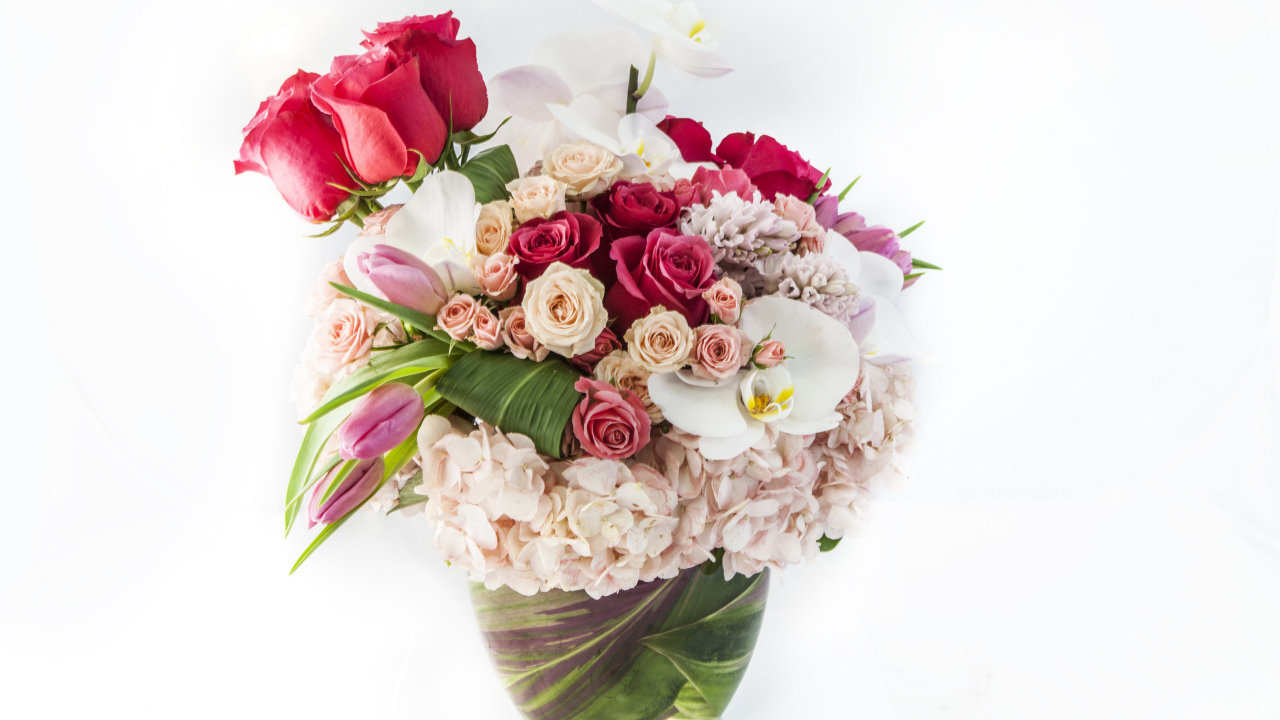 Красивый букет цветов в вазе на белом фоне