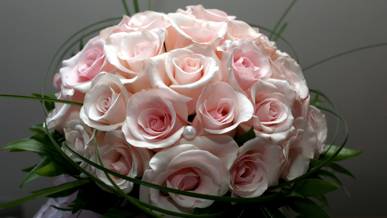 Красивый букет розовых роз 