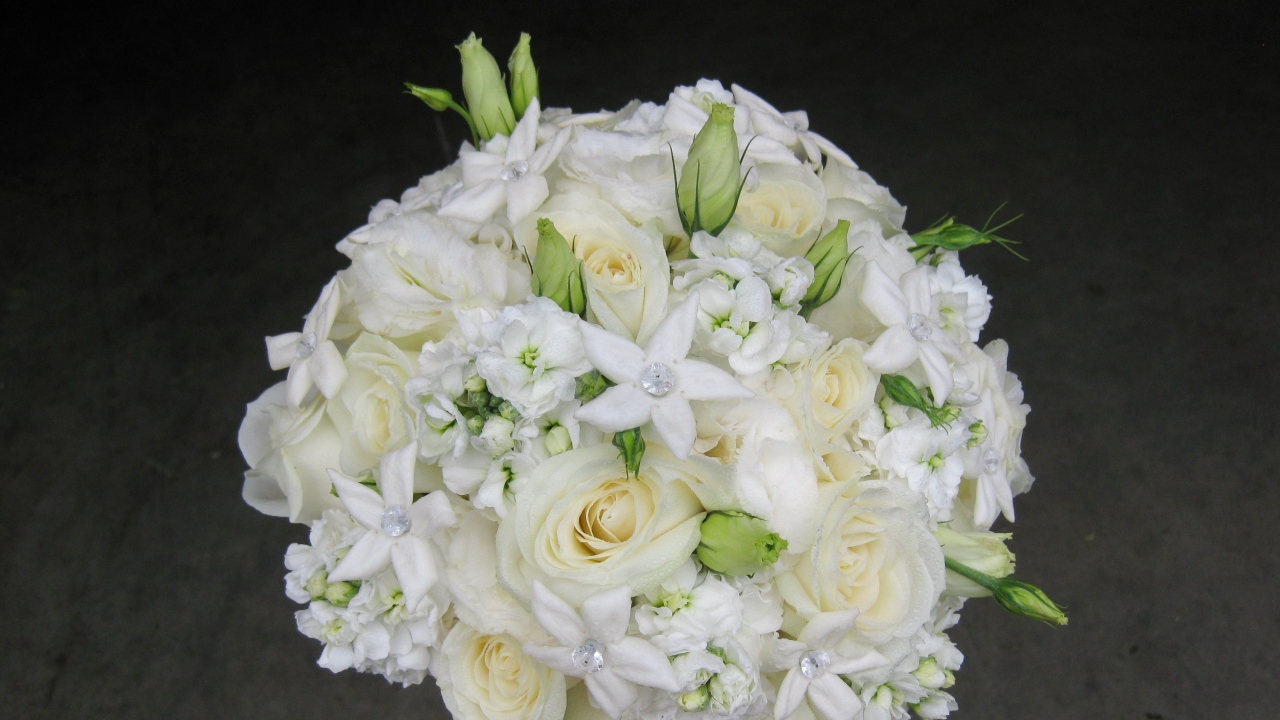 Красивый букет роз с цветами левкой 