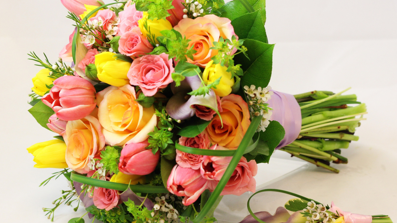 Красивый праздничный букет на белом фоне  