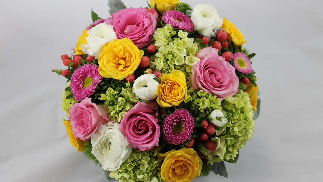 Красивый свадебный букет на сером фоне