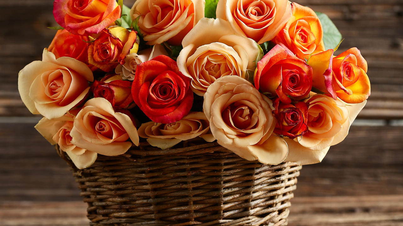 Букет красивых оранжевых роз в корзине