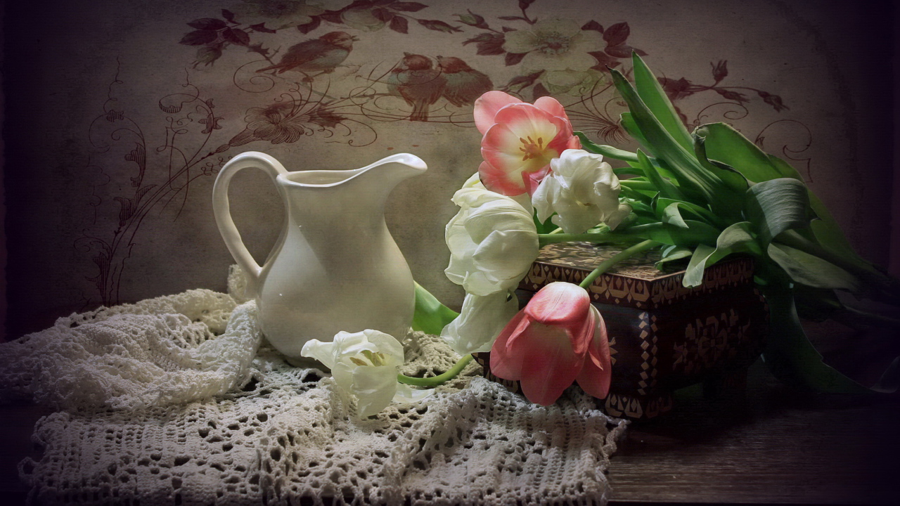 Букет розовых  и белых тюльпанов на столе с кувшином