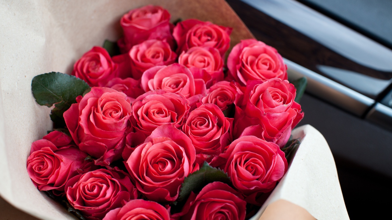 Букет розовых роз в машине