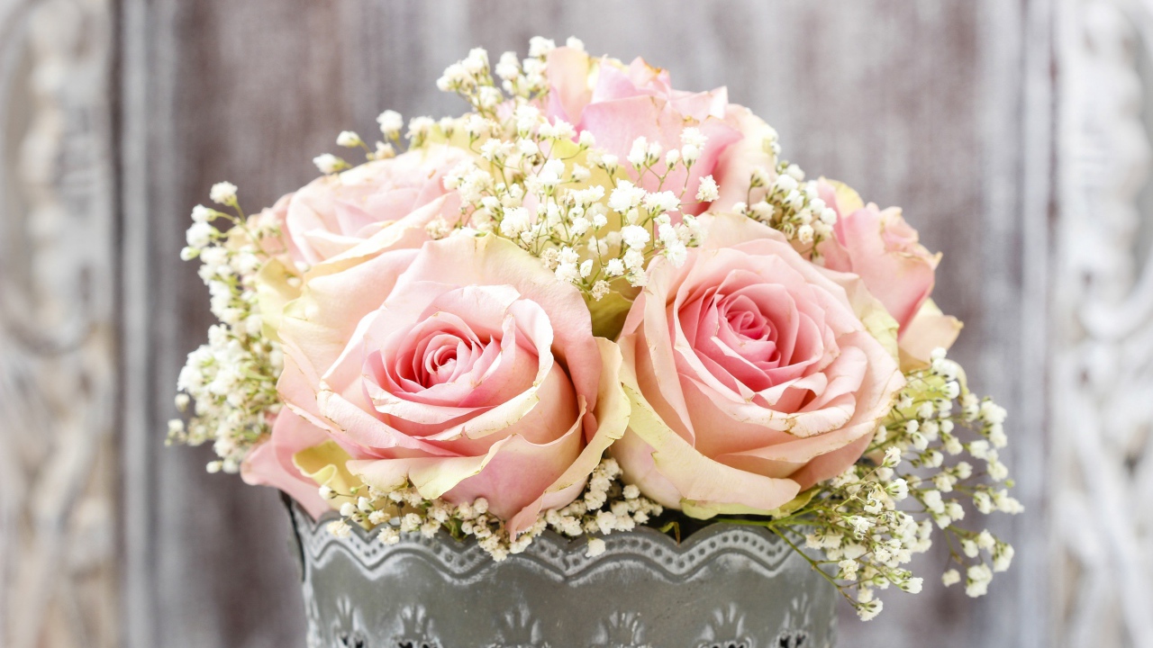 Букет розовых роз с мелкими белыми цветами в вазе