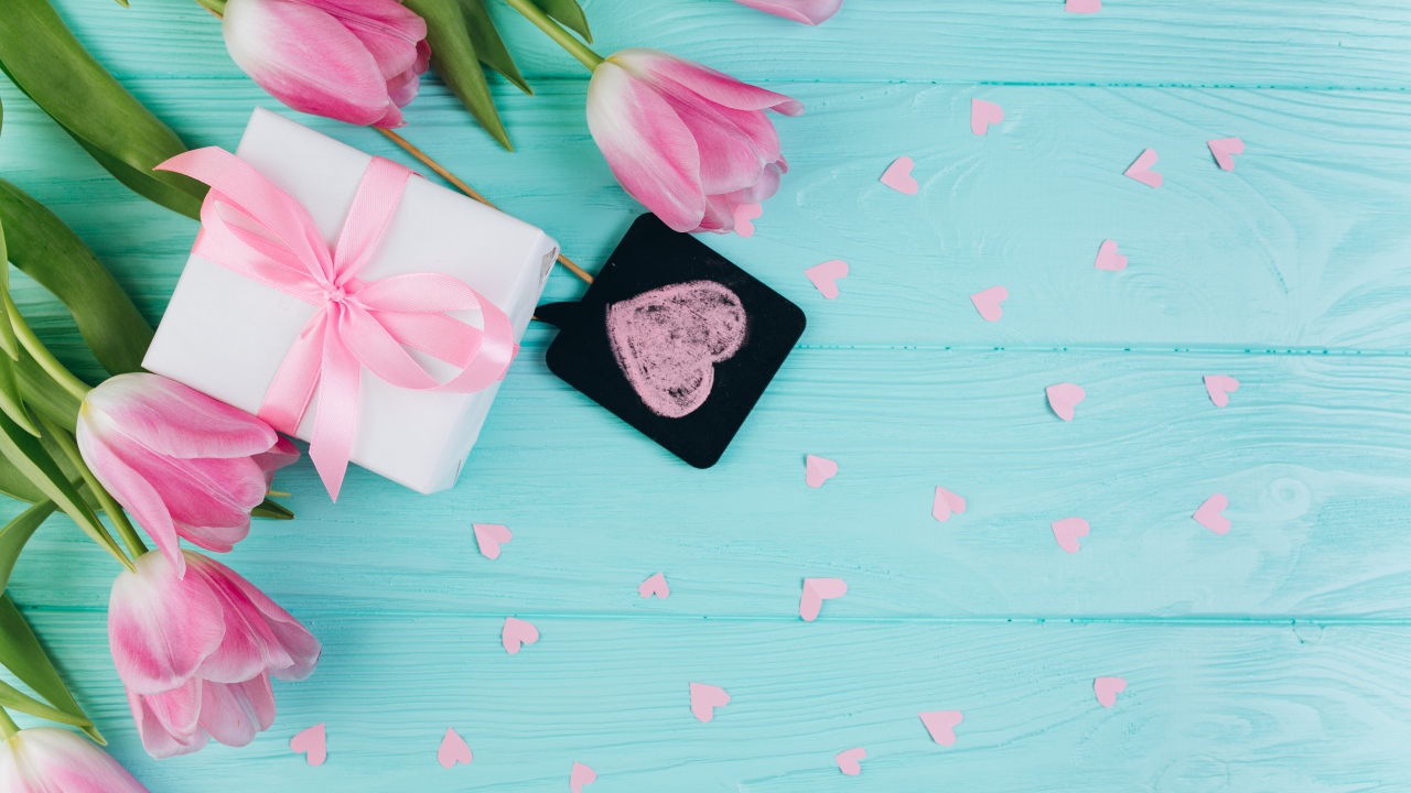 Букет розовых тюльпанов и подарок на голубом фоне