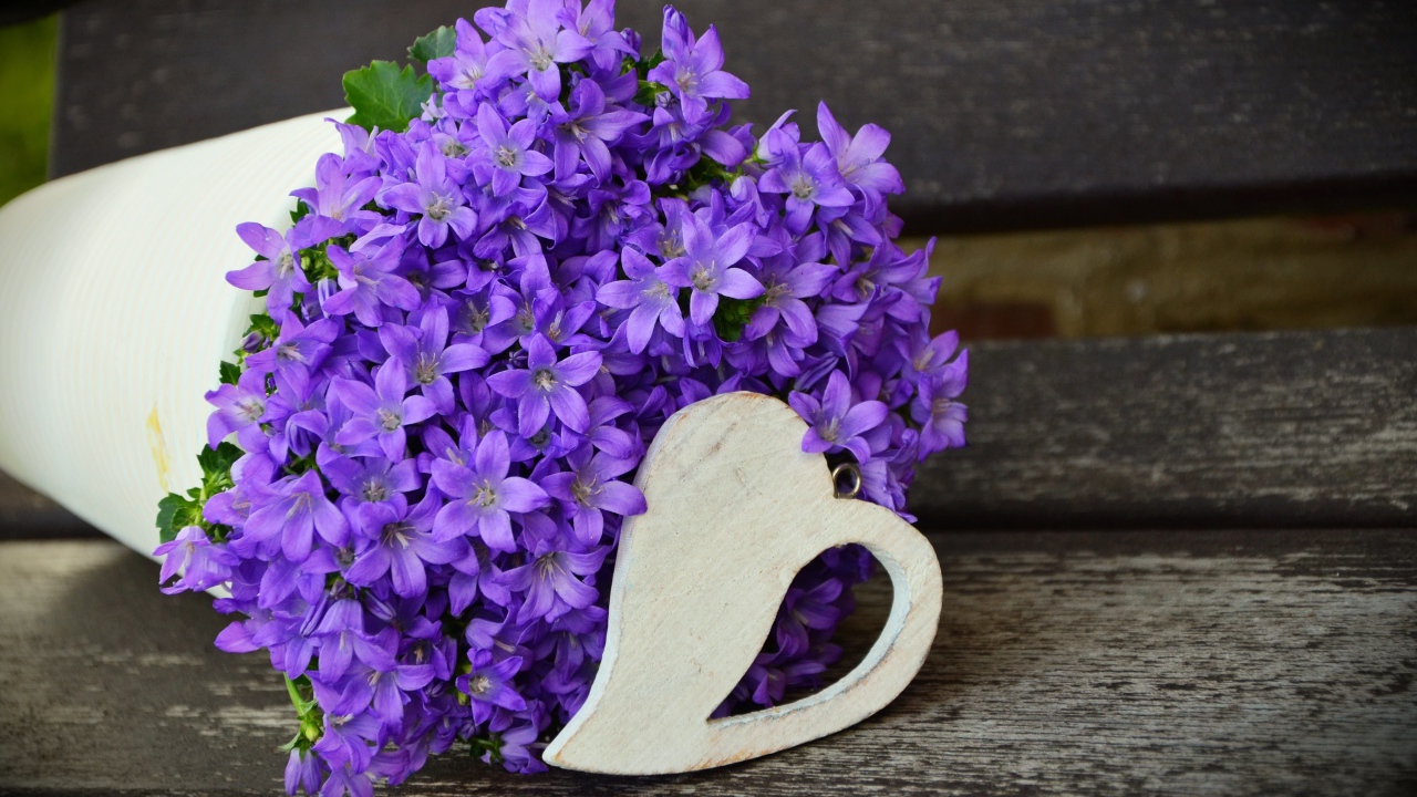 Букет фиолетовых колокольчиков с деревянным сердечком