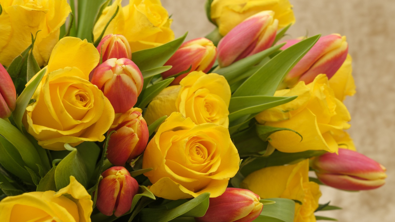 Букет желтых  роз с тюльпанами
