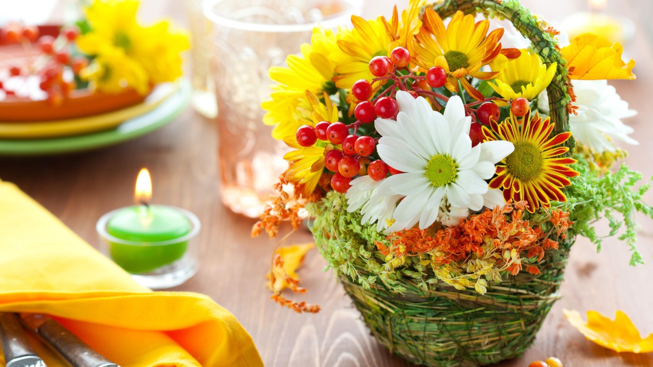 Цветы хризантемы в корзине с ягодами калины 