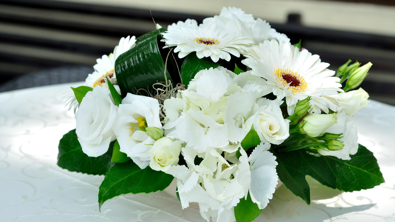 Праздничный букет с цветами роз, эустомы и герберы