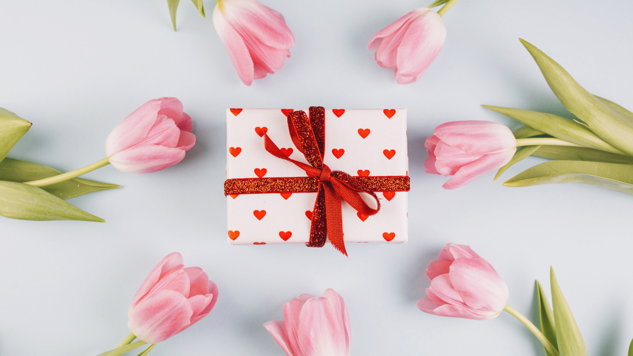 Подарок с розовыми тюльпанами на сером фоне 