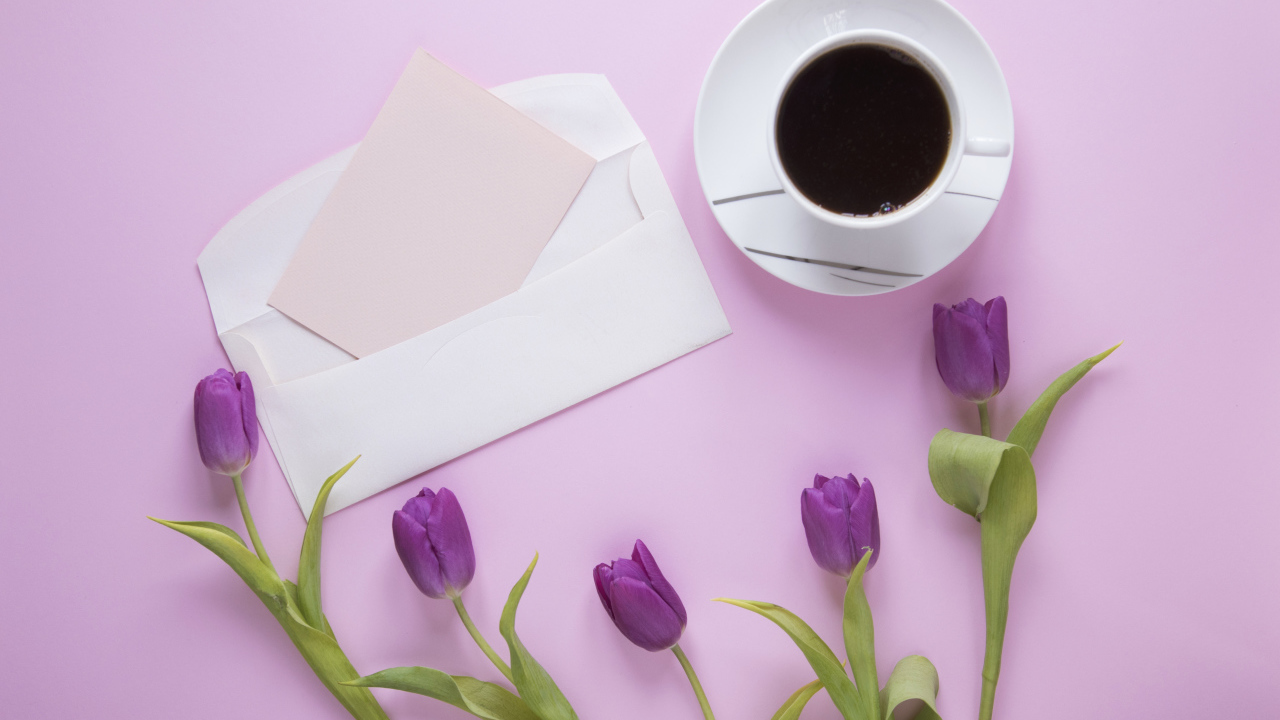 Сиреневые тюльпаны с письмом и чашкой кофе на столе 