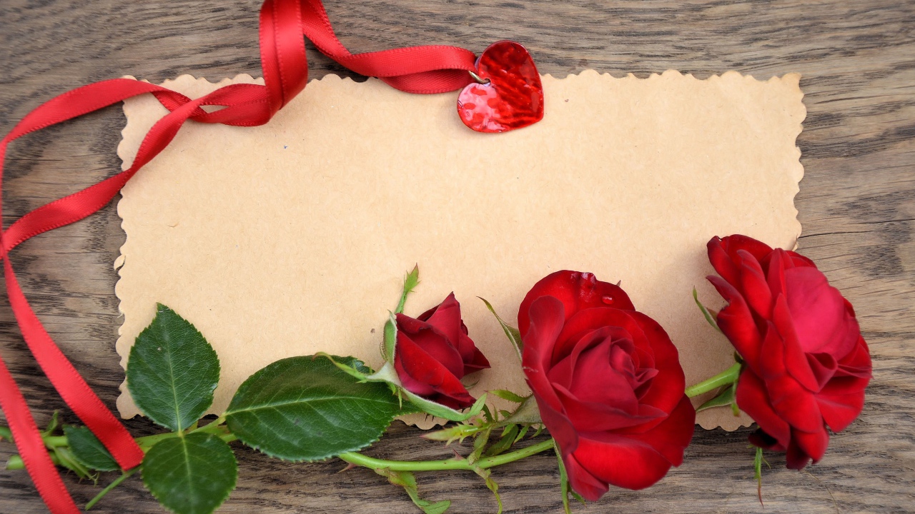 Красные розы и сердечко, фон для поздравительной открытки