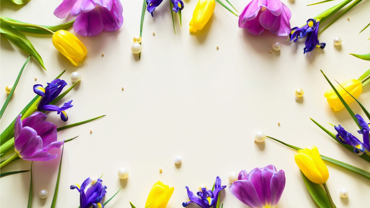 Тюльпаны  и ирисы с жемчужинами на столе 