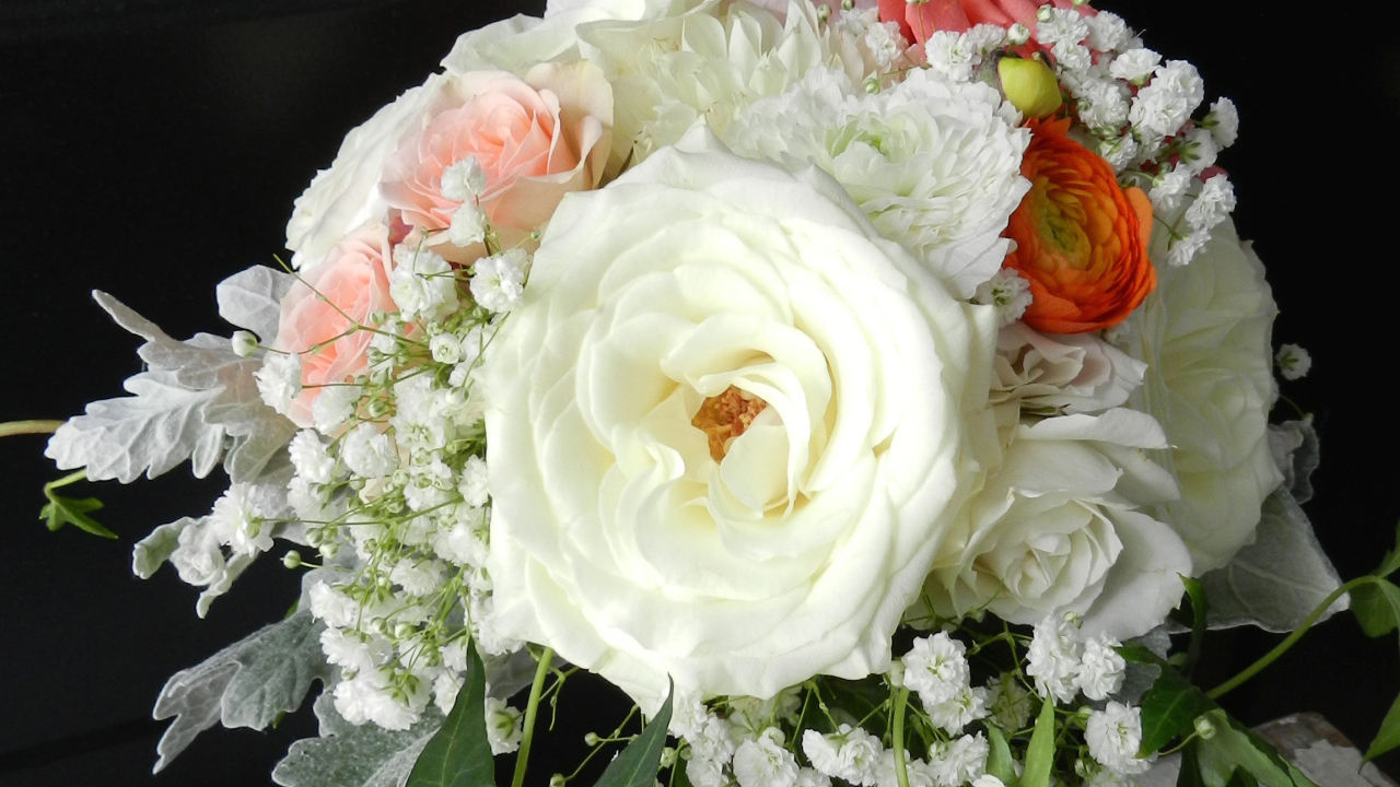 Свадебный букет с цветами роз, хризантем и лютиков