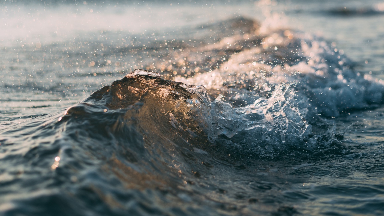 Бушующие морские волны у берега