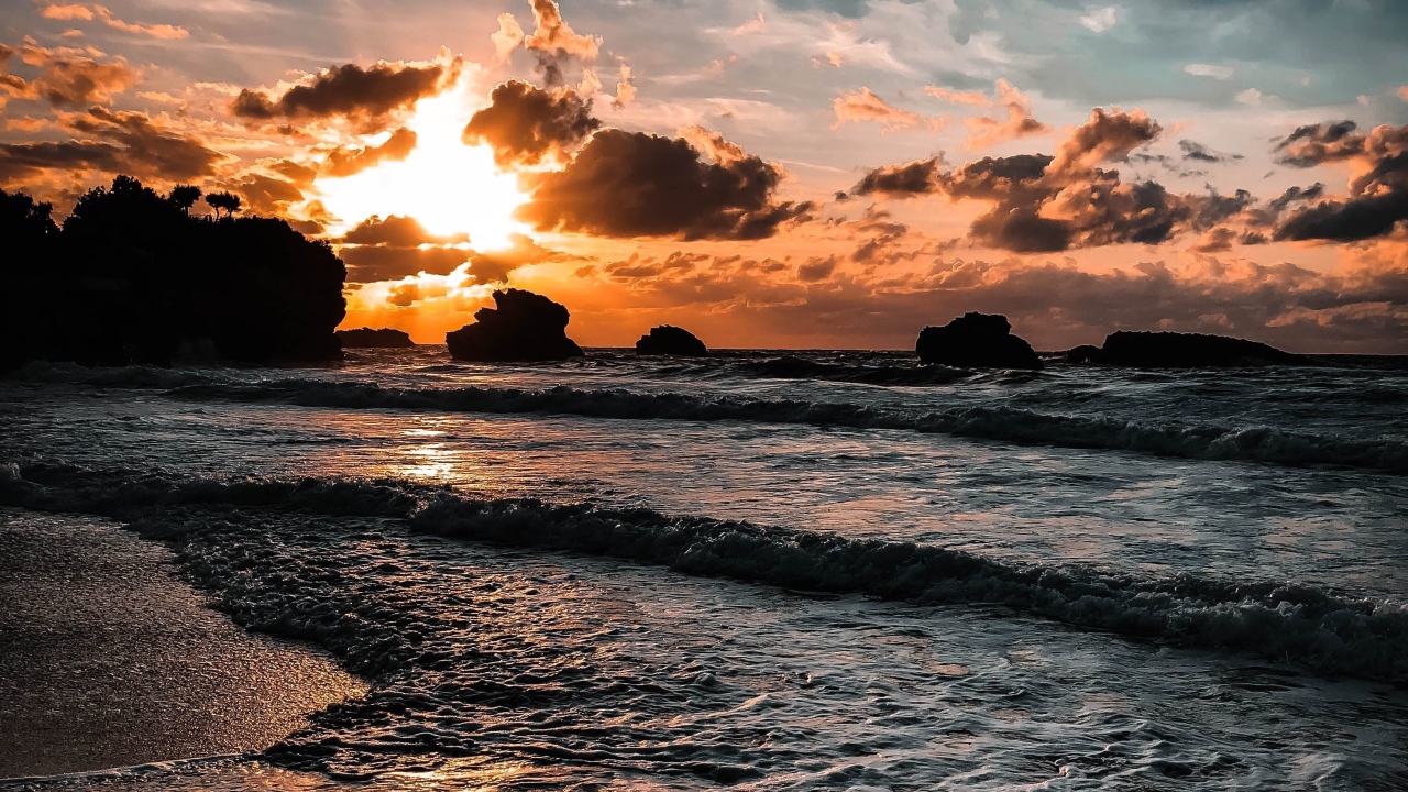 Красивый закат солнца в облачном небе над морем