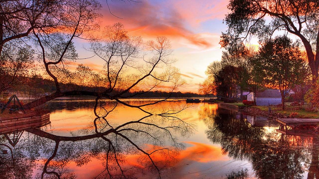 Розовый закат отражается в озере