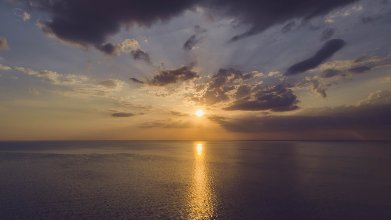Закат летнего солнца на морском горизонте 