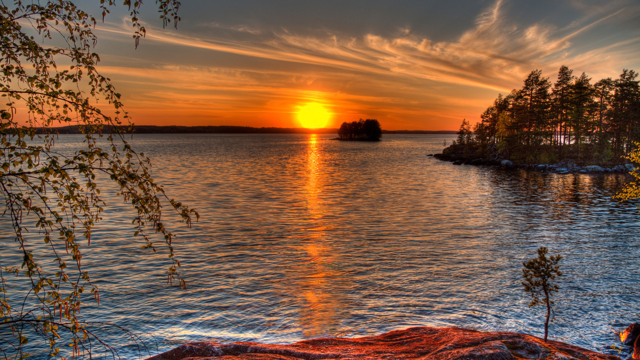 Закат солнца отражается в реке