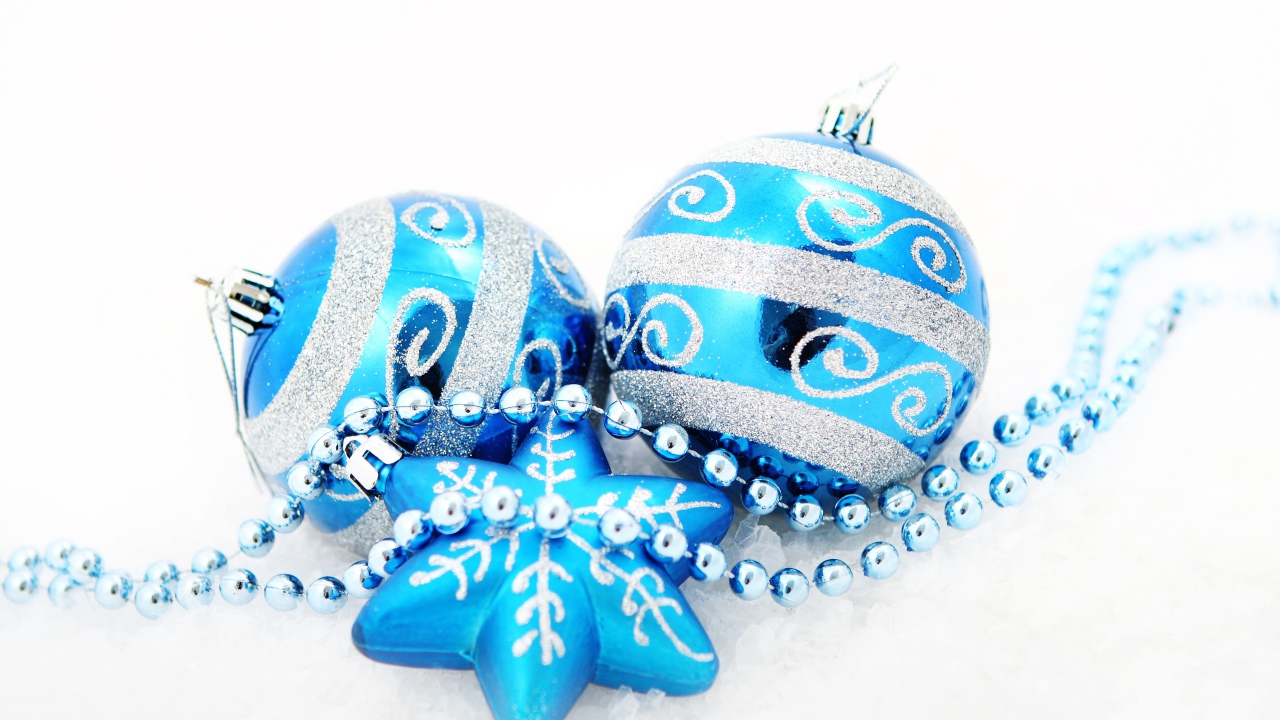 Красивые голубые елочные шарики со звездой и бусами на белом фоне