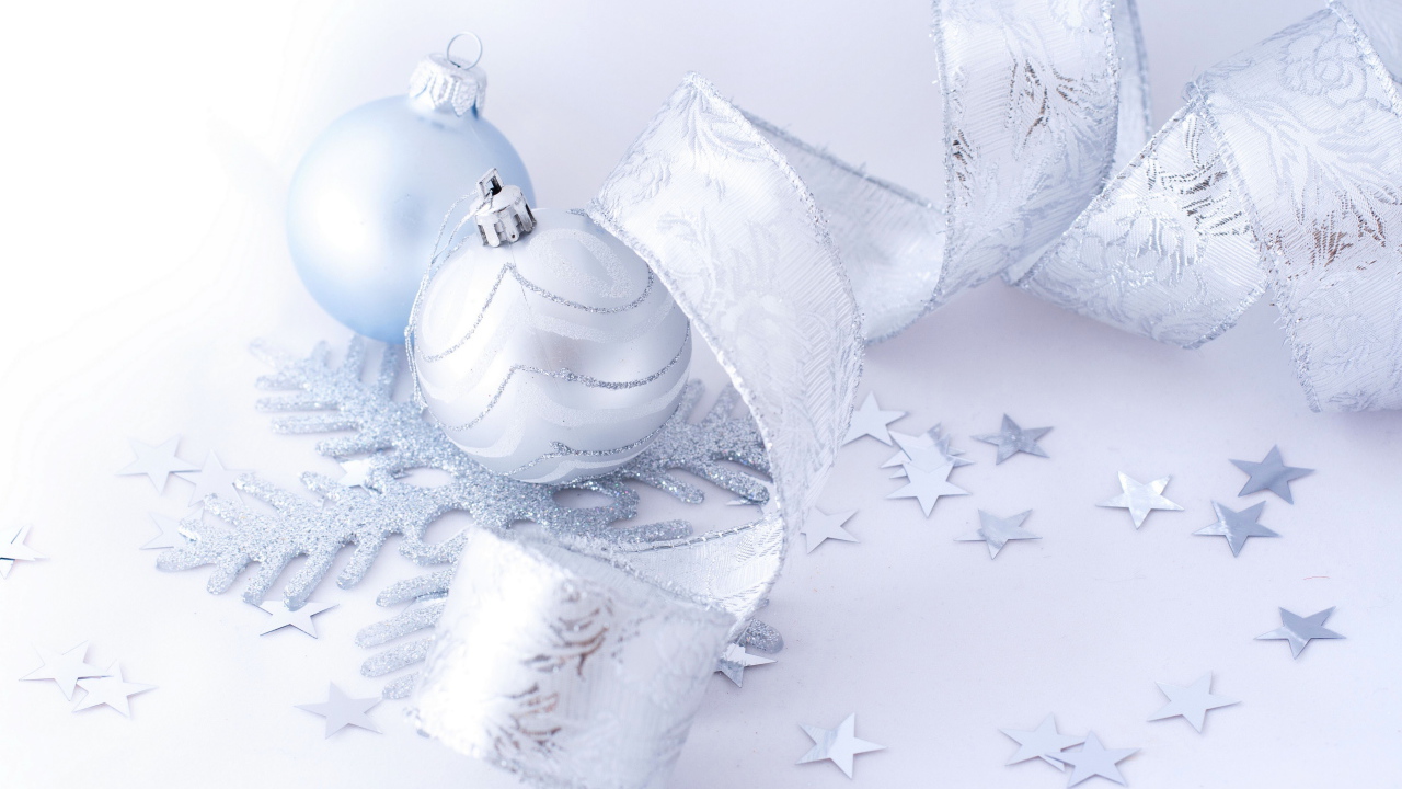 Красивые серые елочные шары с лентой на белом фоне