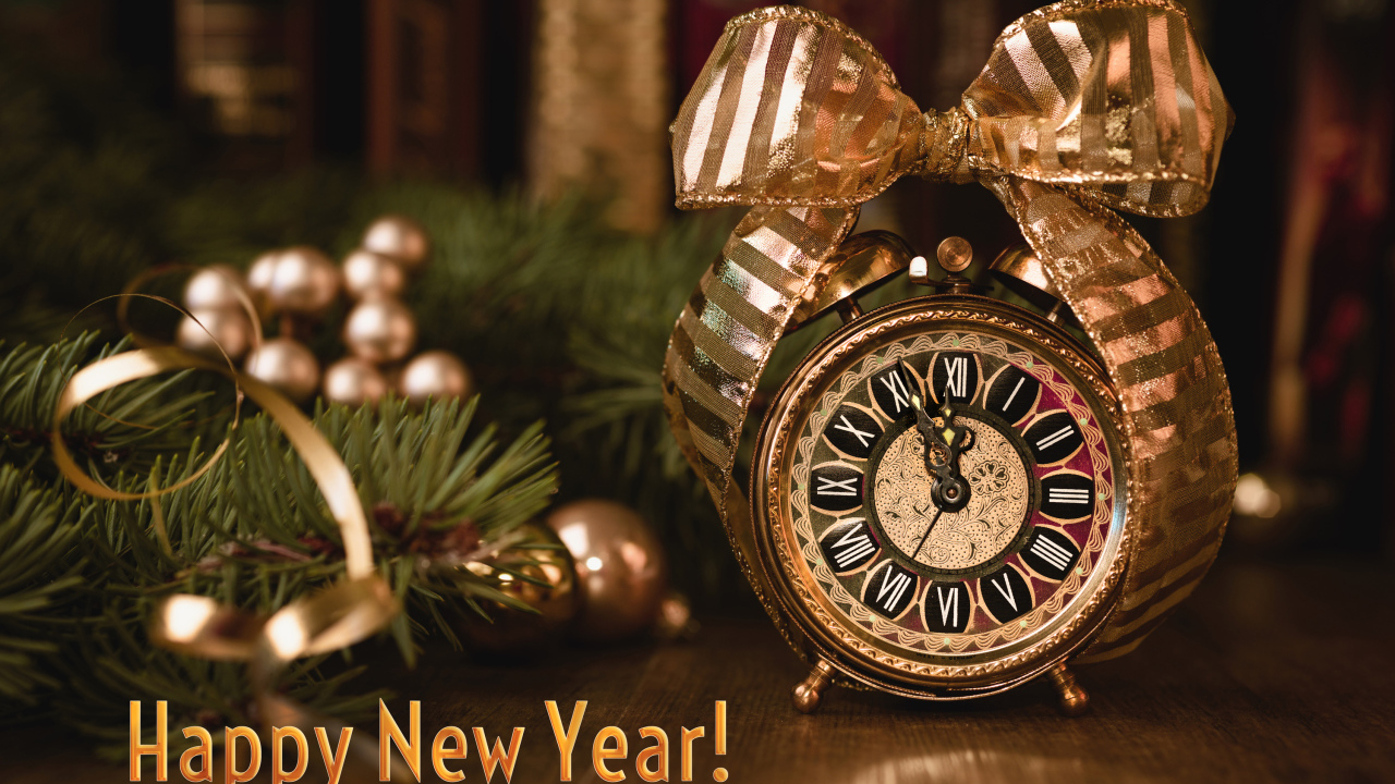 Часы и еловая ветка на новый год 2019