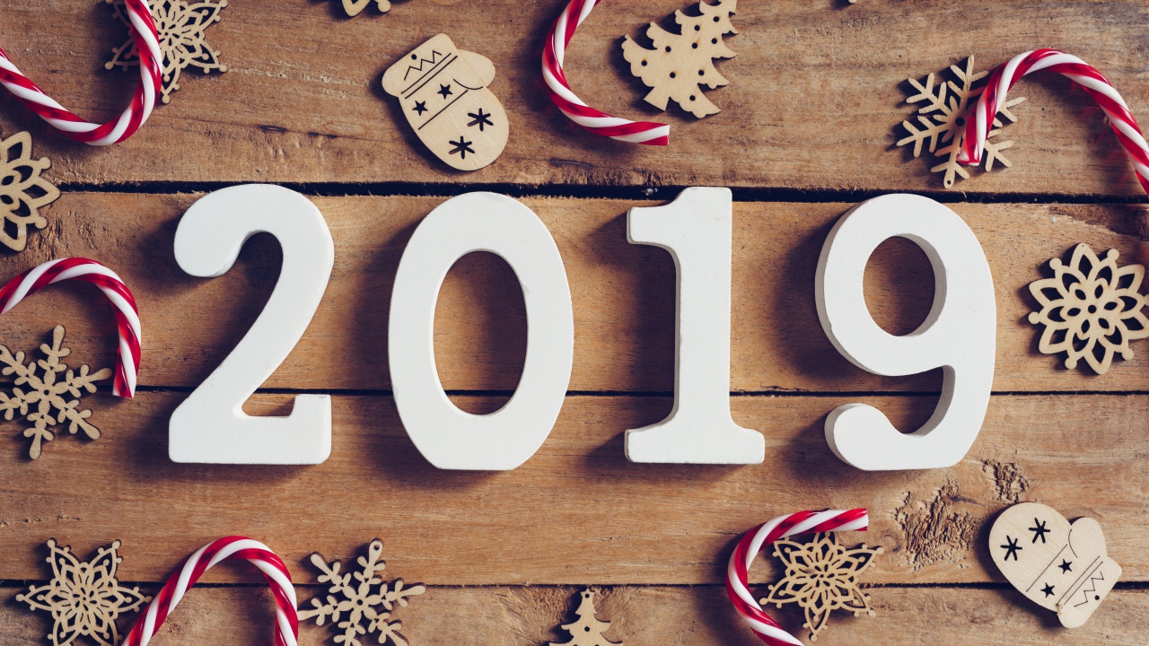 Цифры 2019 с украшениями на деревянном фоне