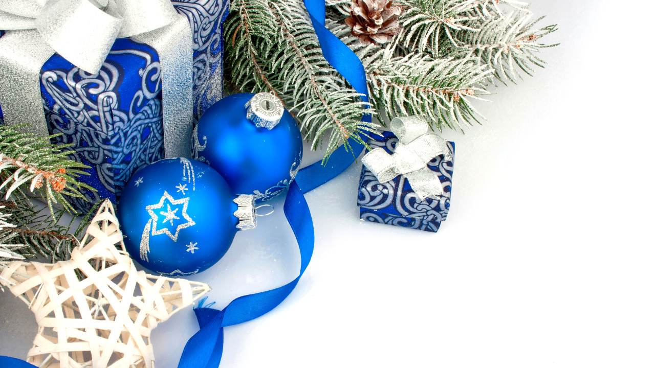 Еловая ветка, подарки и украшения на белом фоне к Новому году 2019