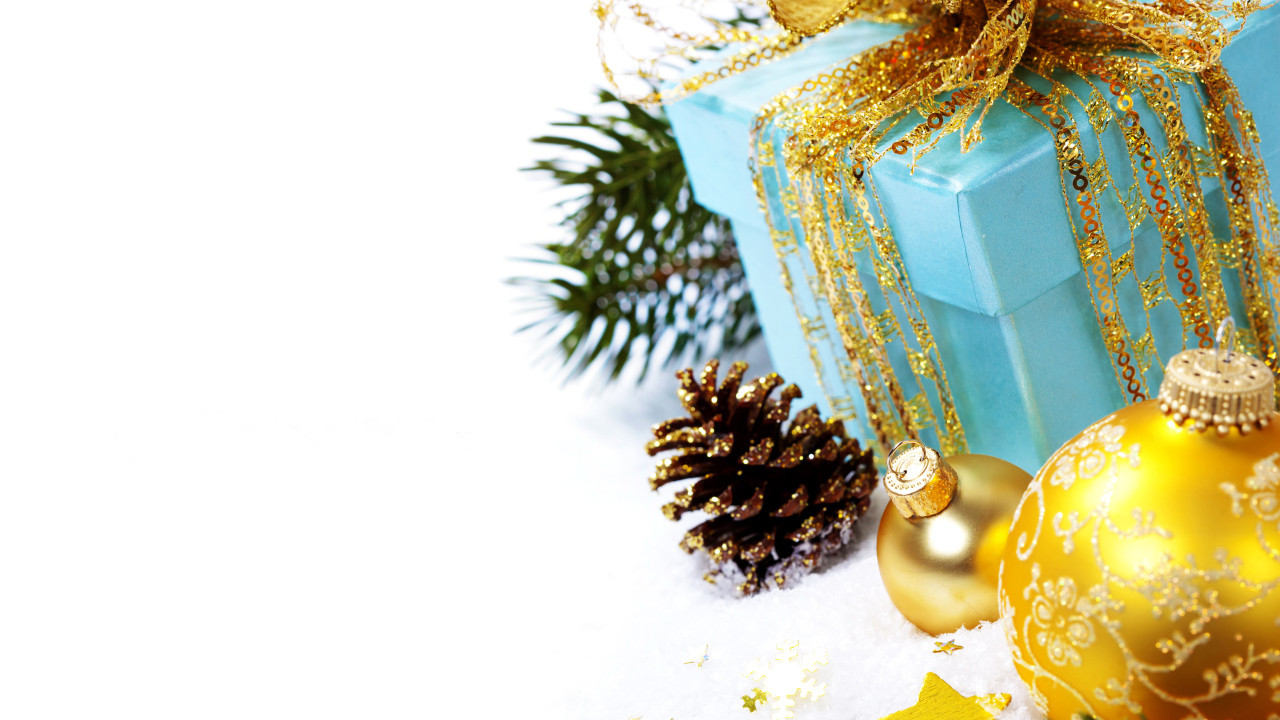 Подарки, елочные игрушки и шишки на белом фоне 