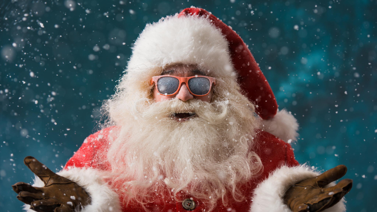 Санта Клаус в солнечных очках покрытых инеем