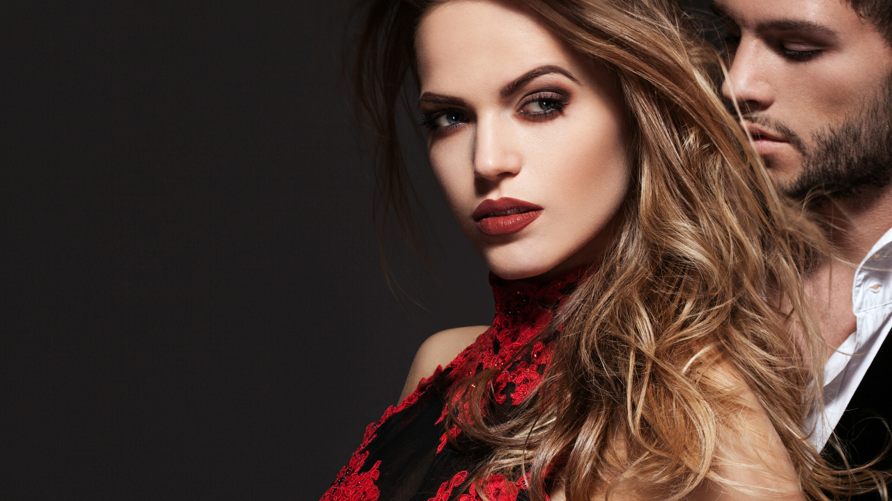 Красивая пара парень и девушка на сером фоне