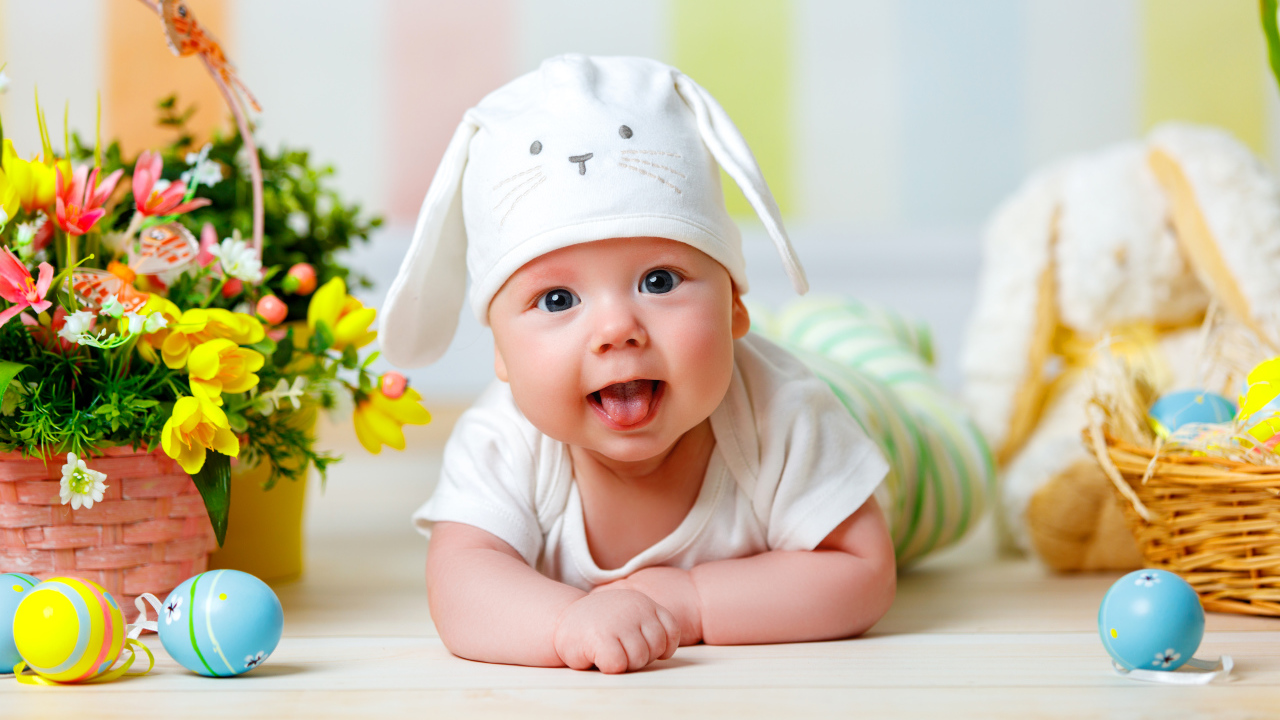 Маленький ребенок с корзиной цветов и пасхальными яйцами