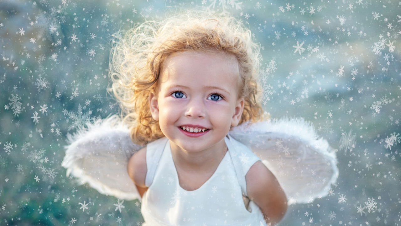 Красивая голубоглазая девочка с крыльями ангела