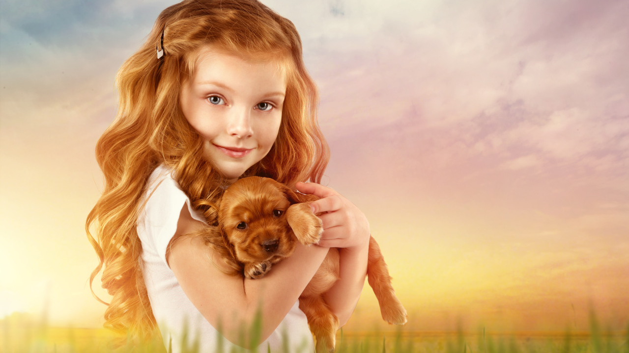 Красивая рыжеволосая девочка со щенком