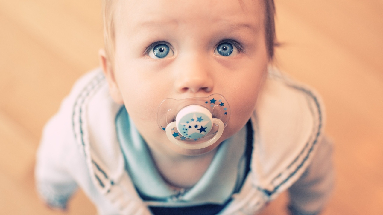 Голубоглазый маленький мальчик с пустышкой