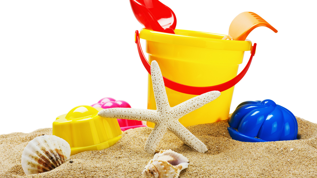 Детские игрушки с ракушками на песке