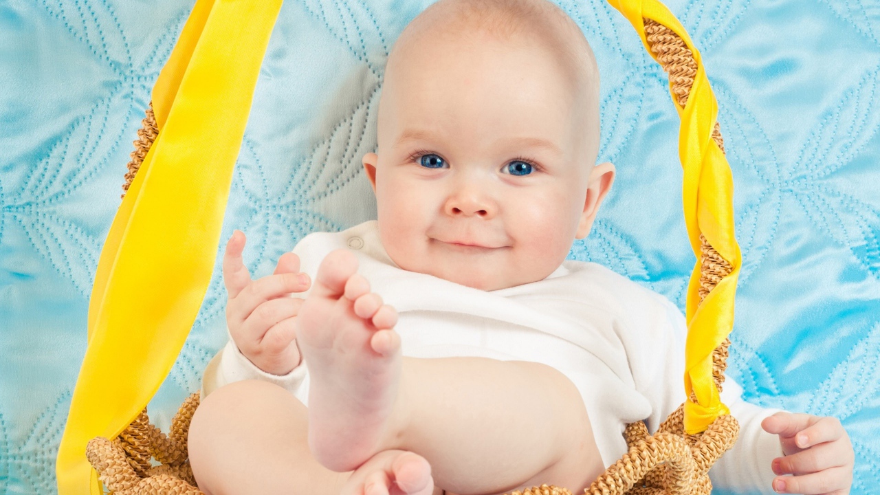 Милый голубоглазый младенец на кровати