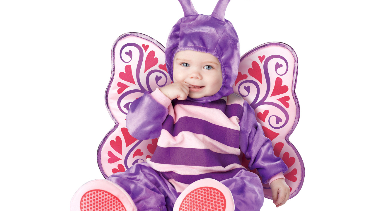 Маленький ребенок в костюме бабочки на белом фоне