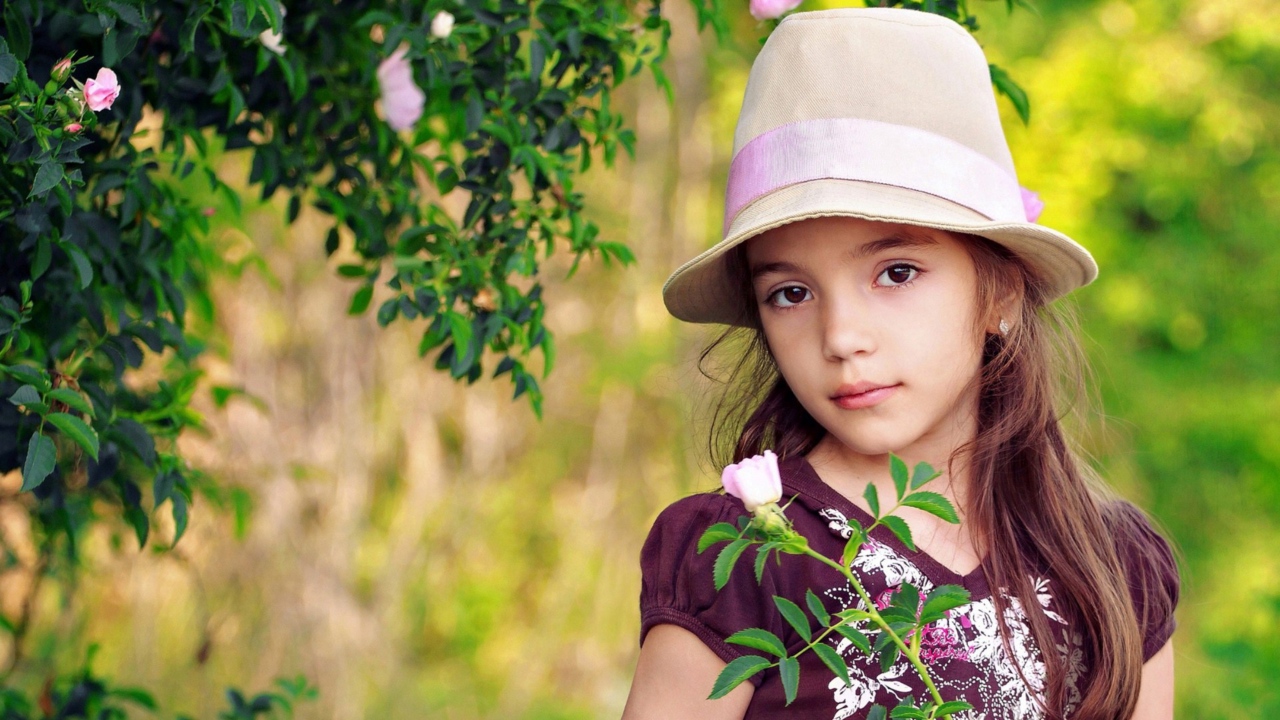 Маленькая кареглазая девочка в шляпе