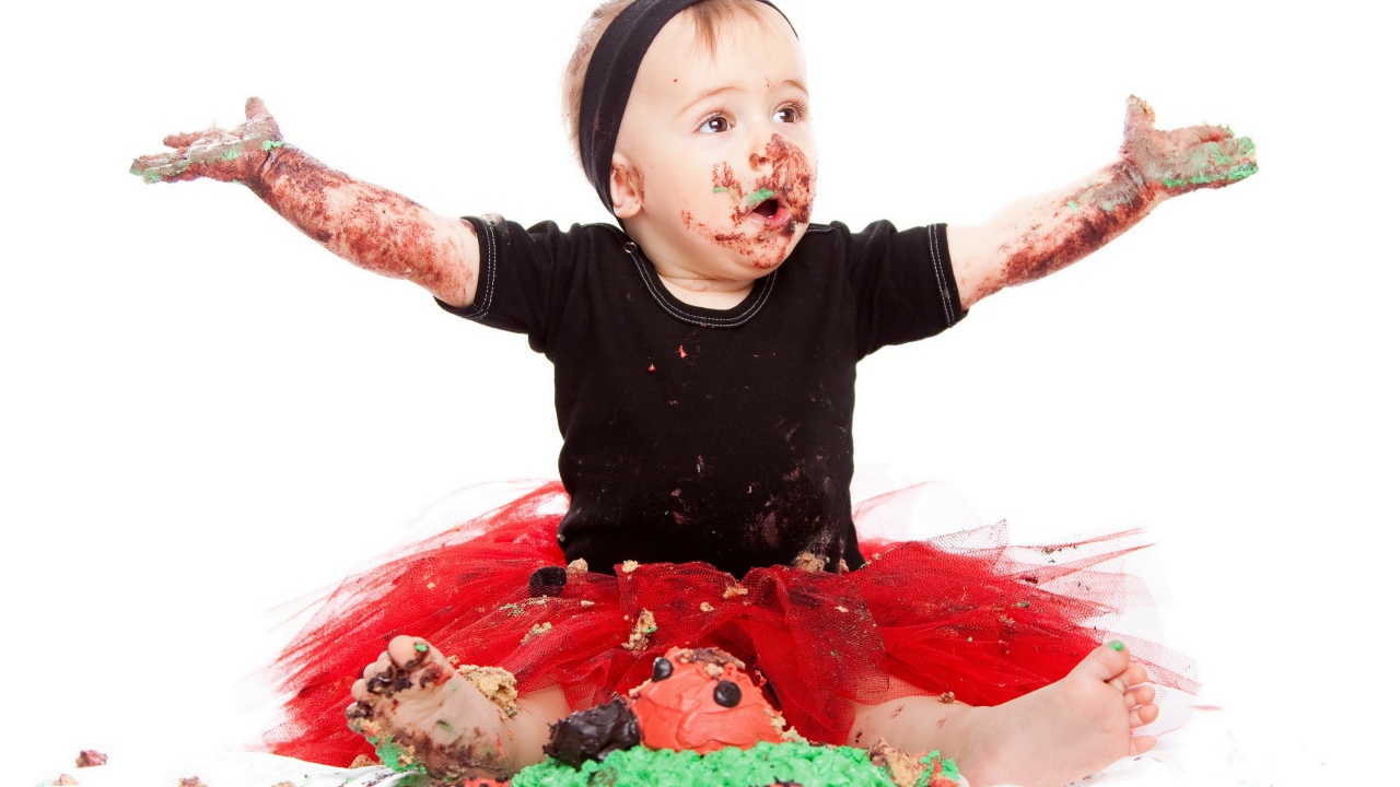 Маленькая смешная девочка в торте на белом фоне