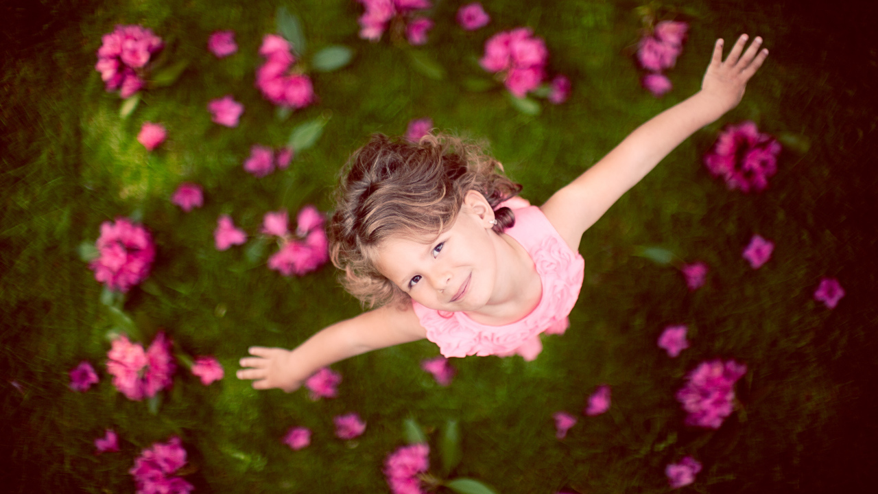 Маленькая девочка в розовом платье, вид сверху