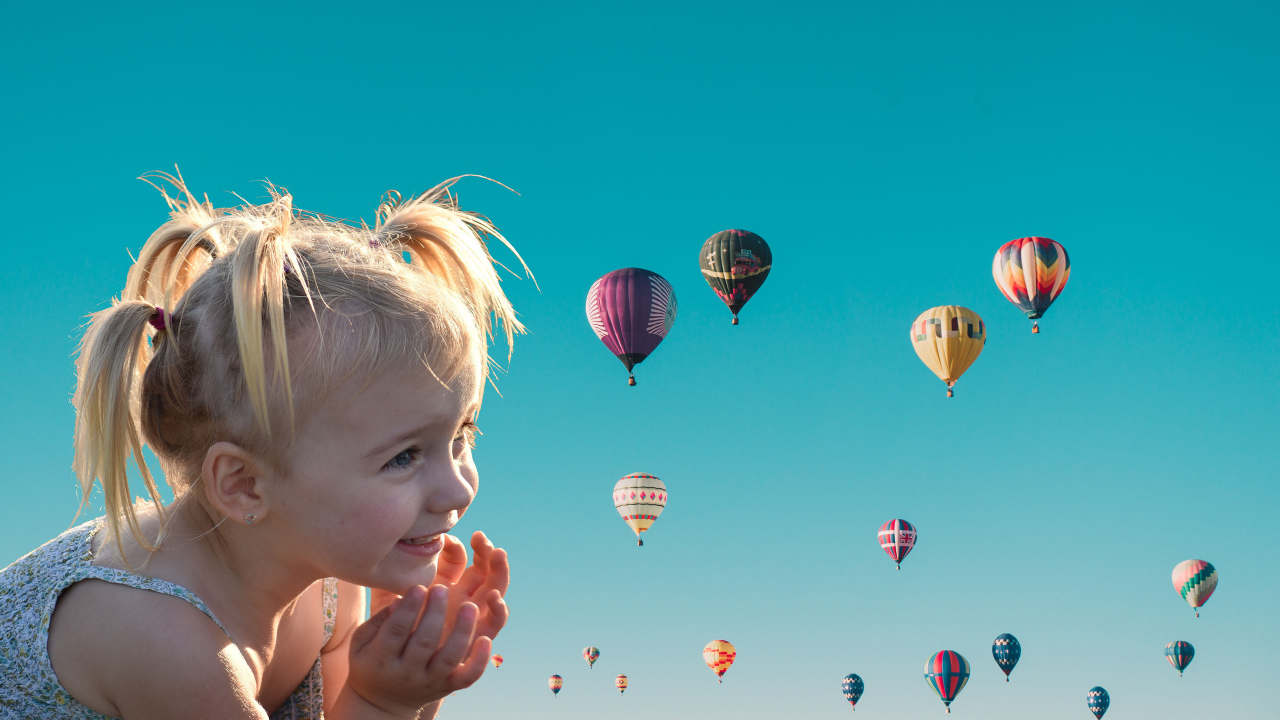 Маленькая девочка на фоне воздушных шаров
