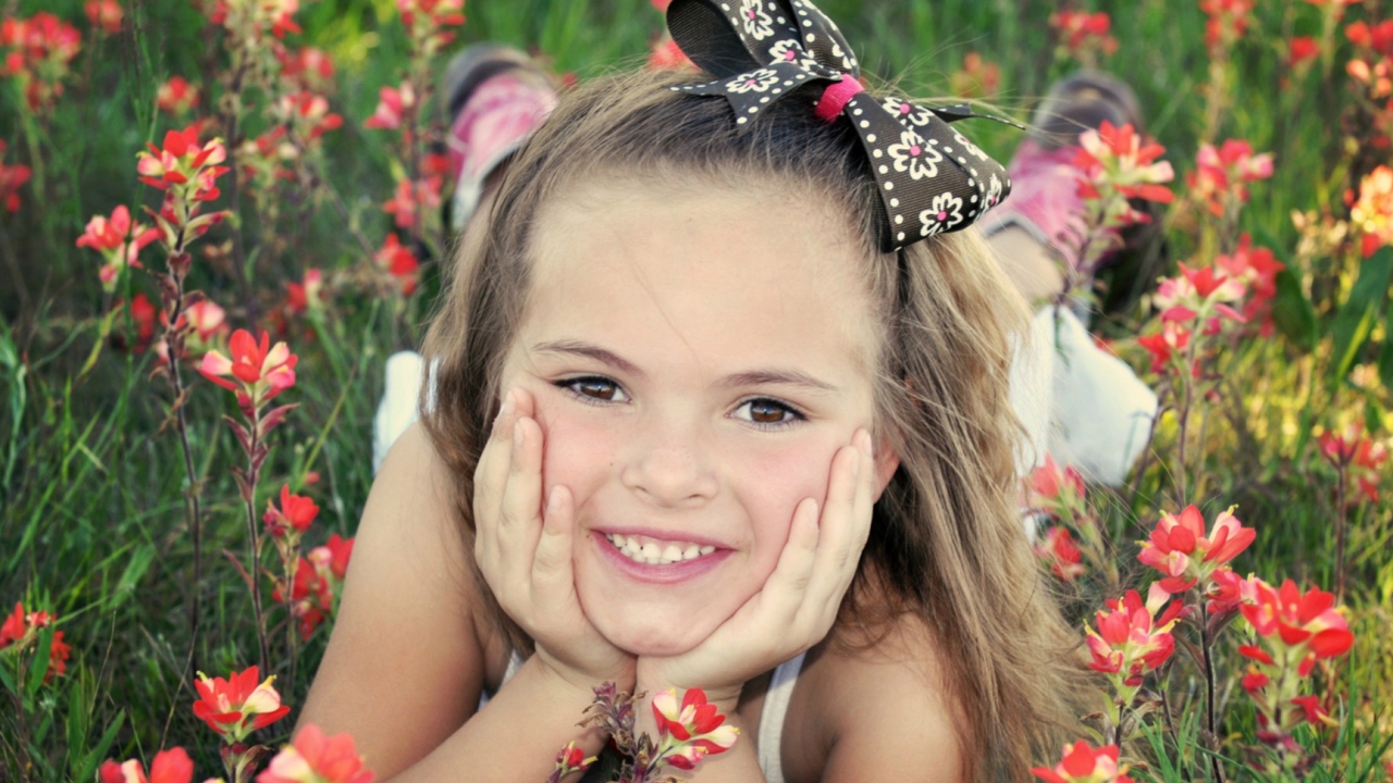 Маленькая девочка с бантом на голове