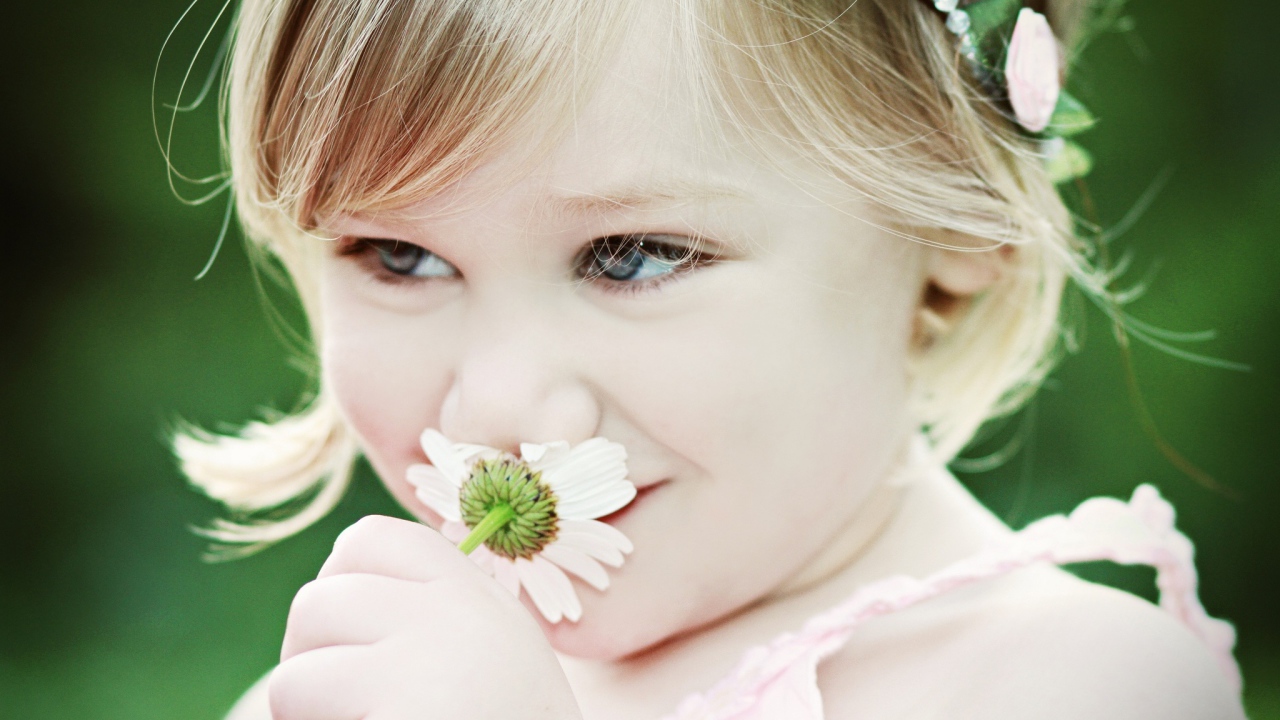Милая девочка с красивыми глазами с ромашкой