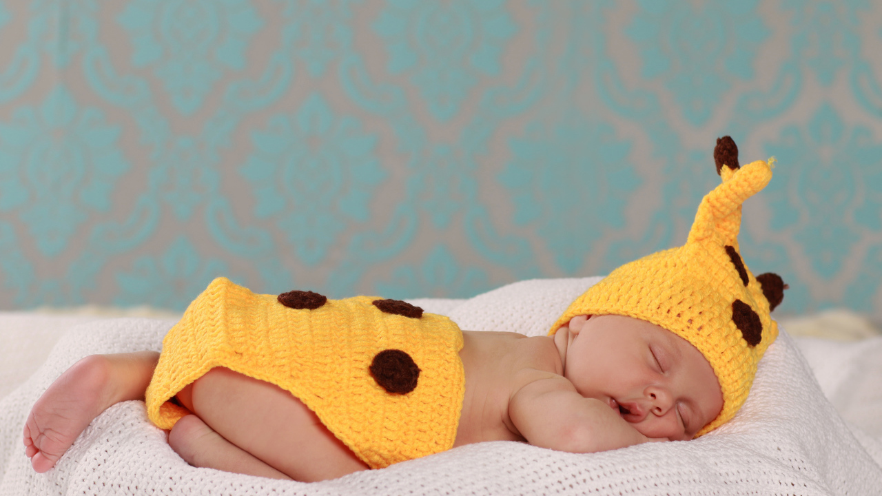 Спящий младенец в вязаном костюме Пикачу