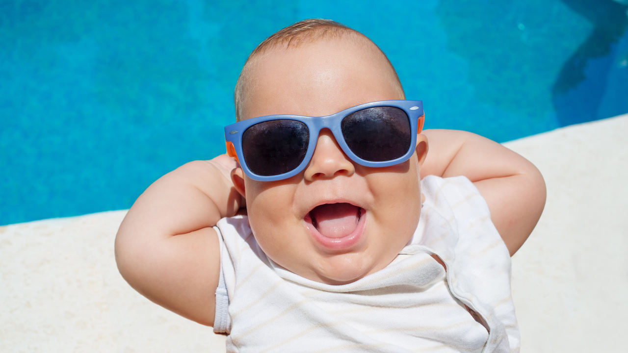 Улыбающийся младенец  солнечных очках 