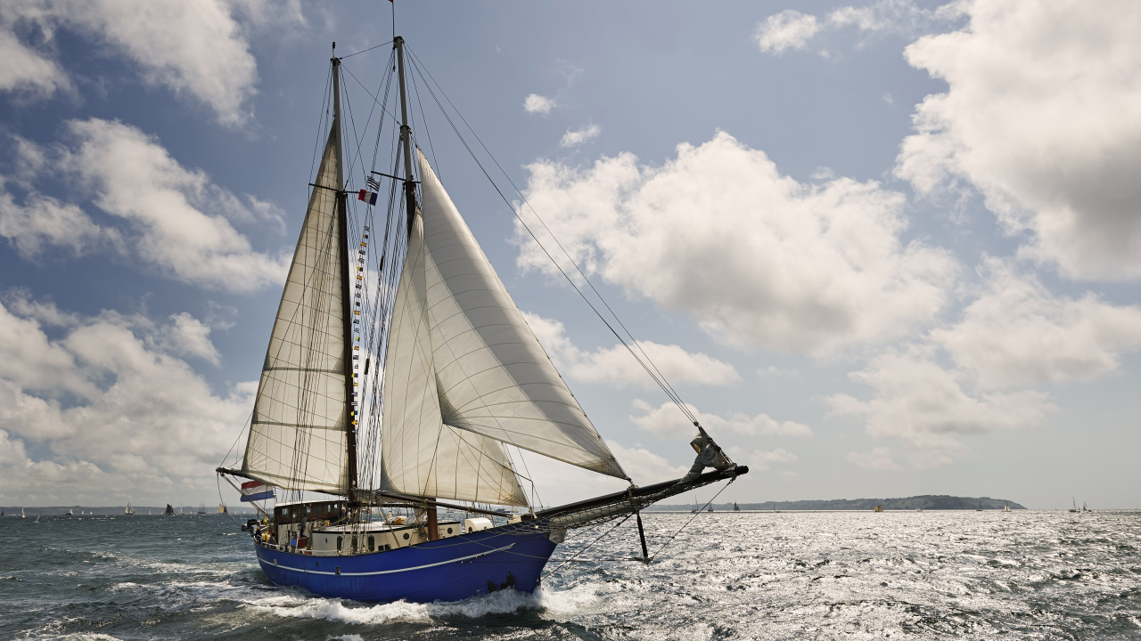 Парусно судно в море солнечным днем