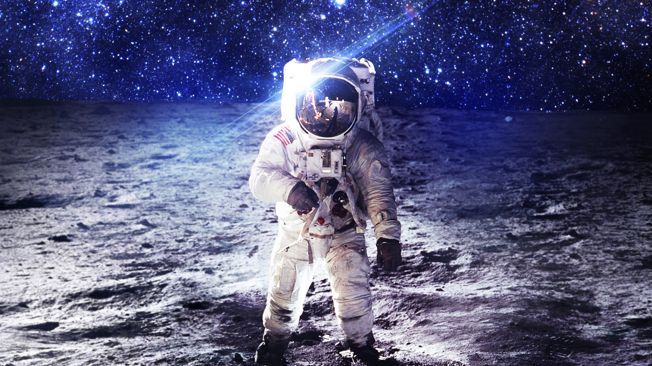Астронавт идет по поверхности луны