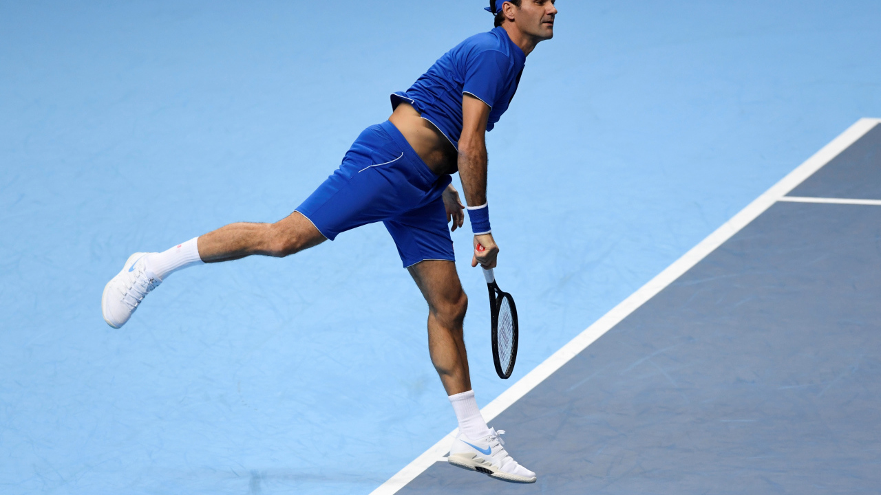 Швейцарский теннисист Роджер Федерер на корте